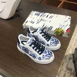 Varumärkesmodeskor för pojkar flickor blå och vit porslintryck barn sneakers storlek 26-35 snörning baby casual skor inklusive box aug30