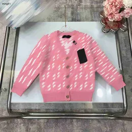 cardigan per bambini del designer di marca adorabile maglione rosa con scollo a V per bambini Prodotti primaverili Taglia 100-150 CM moda Stampa completa di lettere Giacca lavorata a maglia Aug30