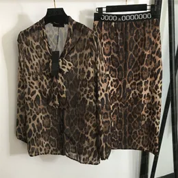 Leopard Print Shirts Tops Dress Women Two Piece Luxury Sexy Cardigan Letter Webbing High midje kjolar 2st.