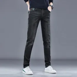 Jeans De Mezclilla Grises Delgados Para Hombres Con Bordado