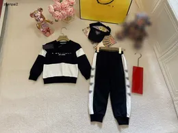 Lüks Tasarımcı Bebek Sonbahar Setleri Çocukların Trailsits Boyutu 100150 cm 2pcs Kontrast Dikiş Tasarımı Yuvarlak Boyun Kazak ve Elastik Bel Pantolonları Ağustos