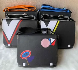 2023 크로스 바디 Mikoms 브랜드 클래식 디자이너 2019 New Fashion Men Messenger Bags 크로스 바디 가방 학교 책 가백 어깨 핸드백 Man Purse Hot Sell