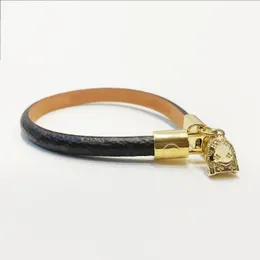 Regalo de moda Joyería de diseñador Pulseras de cuero Mochila dorada Pulsera con dijes para mujer Correa de mano Patrón de flor marrón Logotipo Sello impreso