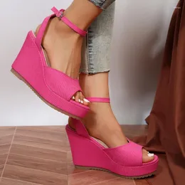 Klänningskor Dames Schoenen Zomer 2023 Kvinnors sandaler Designer Buckle High Heel Fashion Rose Red Wedges Bekväma icke-halkans avslappnade sko