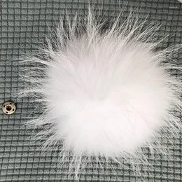 BERETS BIG 14-15cmカラフルな白い天然アライグマポンズニットハットキャップのための豪華な毛皮のボール冬のビーニーリアルポンポン