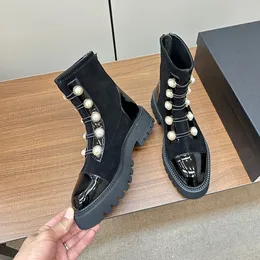 Stivali da donna con plateau grosso con bottoni in perla Stivali in pelle con cerniera Scarpe da cavaliere con fibbia in rilievo Stivali con tacco basso alla caviglia Designer di scarpe