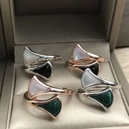 Ontwerper Vrouwen Waaiervormige Shell Open Ring Voor Vrouwelijke Menigte Klassieke Mode Eenvoudige Parel Wit Beimu Kleine Rok Ring Luxe Sieraden Gift Party