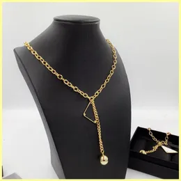 Menshalsband Kvinnor Luxur Designer Halsband Triangel Pendant P Necklace Jewelry Fashion Gold Neckor Chain Link Wedding Party 3073