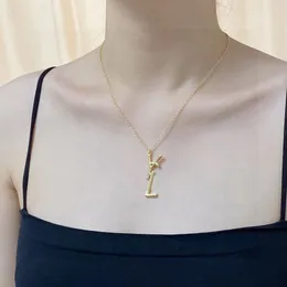 Mode guld mässingsbrev hänge halsband nisch unik damer designer halsband valentins dag bröllop gåva smycken.
