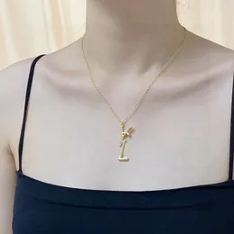 Collana con ciondolo con lettera in ottone dorato alla moda, collana di design da donna unica di nicchia, gioielli regalo di nozze di San Valentino.