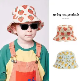 قبعات القبعات قبعة ربيع الصيف Strafina قبل الميلاد Boys Girls Cap Ins Baby Strawberry Dog Bucket Hat Kids Fisherman Cap 231017
