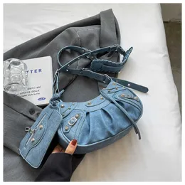 Netizen Pleated Women's 2023 Versatile New Locomotive Wind Rivet Square Small Popular Fashion Shoulder Bag