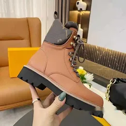 Winter Women Women Flat Boots Sole Boots مصمم العلامة التجارية الفاخرة الكلاسيكية الشهيرة المطبوعة Martin Boots Hardware Buckle Lace Up غير شرائح كبيرة من السيدات الكاحل الوحيدة