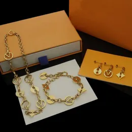 Europa Amerika Modeschmuck Sets Dame Damen Gold Silberfarbenes Metall aushöhlen V Initialen Blume Crazy in Lock Choker Necklace310i