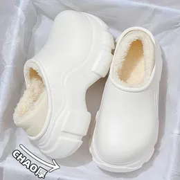 Chinelos Qyckaby inverno mulheres chinelo de pele impermeável quente pelúcia sapatos domésticos ao ar livre grosso único calçado antiderrapante sólido feminino sandália 231017