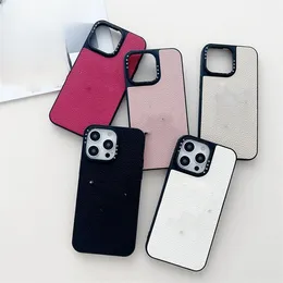 Custodia di lusso di lusso per iPhone 14 ProMax Designer iP14 ProMax 13 12 11 Ragazza carina Modello classico Cover posteriore in pelle Cornice morbida Targhetta in metallo adornano iPhone Cas Double