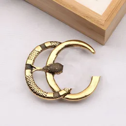 18K Altın Kaplama Charm Brand Brooch Çift Mektup Lüks Tasarımcı Kadınlar İçin Yüksek Kaliteli Pin Erkekler Klasik Yılan Broşları Düğün Mücevherleri 20 Style