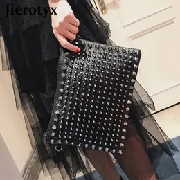 イブニングバッグJierotyx Clutch for Luxury Brand Punk Rockスタイルリベットショルダーエンベロープバッグユニセックスブラックレザーハンドバッグ231017