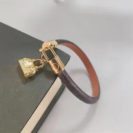 2022 Fashion Classic bangle Flat Brown pu Leather Bracelet with Metal Lock Head Heart Charm Bracelets In Gift Retail Box259j