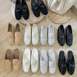 Designer-Hausschuhe, Leder-Pantoletten, Damen-Loafer, dreieckiges Metall-Namensschild, bequemer Freizeitschuh, Spitze, Samt-Slipper