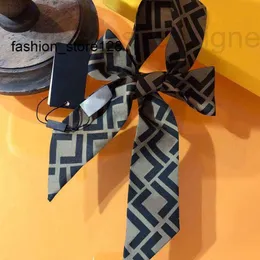 Sciarpe Designer Sciarpa di seta estiva per donna Lettera intera Fascia da donna Fazzoletto da collo Moda Donna di lusso Cravatte da lavoro KFN1 2V0U