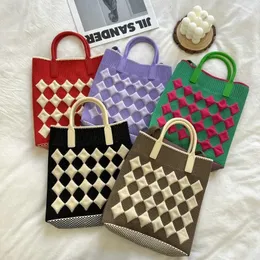 Abendtaschen Handgemachte Mini-Strick-Einkaufsfrauen Wiederverwendbare Umhängetasche Japanische Casua-Knoten-Handgelenktasche Student Stripe Plaid Tote Phone 231017