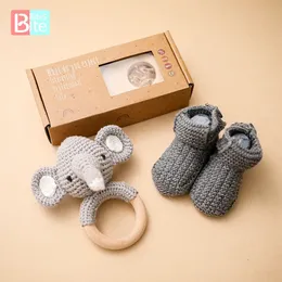 Mobiler 3pcset Baby Rattle Toy Set Woodent Pendant Elephant Crochet Animals Mobile Spädbarn Stickande skor för född gåva 231017