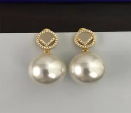 Marca de moda para mujer Pendiente Studs con perlas F Diseñadores Mujeres Anillos de oreja Traje de fiesta Joyería de boda de lujo Joyas premium8794192