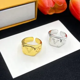 Fashionabla nya mäns och kvinnors generösa ringar snidade brev FlowerDesigner märke lyxiga smycken gåvor med låda