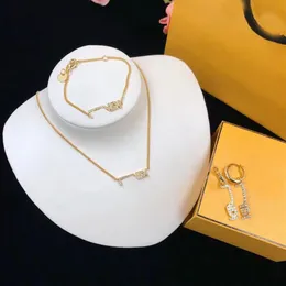 Kadın Kolye Küpe Tasarımcı Bilezik Lüks Mücevher Setleri Moda Daimond Mektup Markaları F Küpe Kadın Altın Zinciri Bağlantı 2450