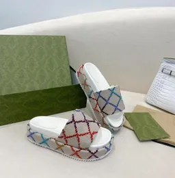 2022 Nuevas sandalias de plataforma para mujer multicolores de alta calidad Zapatillas de tacón medio Moda Diapositivas de lona de 55 mm con caja y bolsas para el polvo6643242