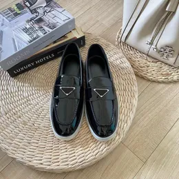 2023 Luxus-Loafer-Schuhe, schlicht, lässig, schwarzes Lackleder, Designer, flaches Dreieck, Metalldekoration, Qomens Lady Girl Luxus-Freizeitschuhe aus Wildleder