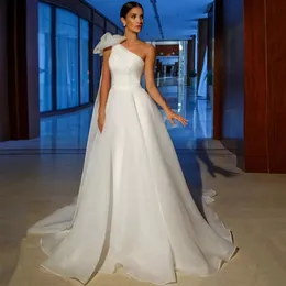 Underbar en linje organza bröllopsklänning en axel stor båge ruched lång tåg anpassade brudklänningar plus storlek
