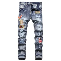 Erkek kot pantolon yıpranmış hiphop yırtılmış nakış bayrağı rozeti boya denim pantolon mavi ince sokak giyimi sıkıntılı moto bisikletçi kot pantolon mal233m