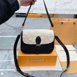 Designer -Lamb Wool Winter Bags Woman Metal Locks Handväskor Mens Messenger Bag Soft päls