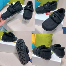 مصمم نسائي جديد shearling loafer مع أقدام ملفوفة فرو أحذية مفردة لدافئة مسطحة مسطحة مريحة الشعار المعدني الشعار المعدني loafer داخلي في الهواء الطلق 35 42