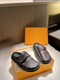 منصة مصممة العلامة التجارية الفاخرة مثقبة G Sandal Slippers مصنوعة من مواد شفافة عصرية مثير شاطئ مشمس جميل للنساء الرجال