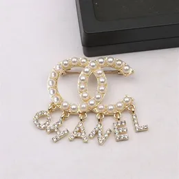 2Style Luxury Women Men Designer Brand Retter Brooches 18k Gold Milatated Inlay Crystal Rhinestone Jewelry Brooch Tassels Pearl Pin M229W