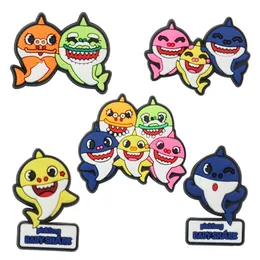 الجملة 100pcs PVC ملونة Shark Shark Charms Man امرأة الإبزيم الزخارف لزواج سوار زر السداد