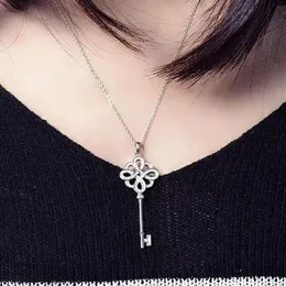 Pendanthalsband 2021 Fashion Classic Design Chinese Knot Key Charm Women Silver Color Zircon Necklace For Wedding Jewelry Gift251G