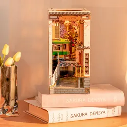 Puppenhauszubehör Robotime Rolife DIY Book Nook Japanisches Sakura Densya Regaleinsatz Miniatur-Puppenhaus aus Holz mit Möbelbausätzen Weihnachtsgeschenk 231019