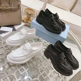 Designer sko män kvinnor avslappnad monolit triangel logotyp svarta läderskor ökar plattformen sneakers cloudbust classic patent matt loafers tränare med låda