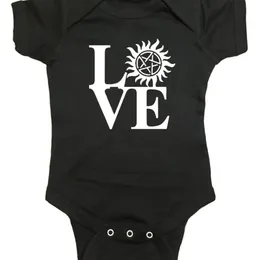 Rompers SupernaturalBaby Onesie Love Bodysuit Cloths幼児生まれ妊娠発表231019