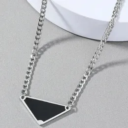 Collares colgantes Cadenas para hombres Joyería de acero inoxidable Collar con letras triangulares negras para mujeres Hip Hop Geometría Gargantillas Hombre