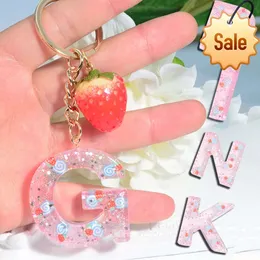 Kawaii Strawberry Pendant Key Chain A-Z 초기 문자 키 링 반짝이는 별 드롭 접착제 수지 자동차 키 홀더 여성 지갑 장식품