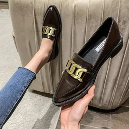 Elbise ayakkabıları İngiliz metal zincir küçük deri ayakkabılar kadın oxfords spor ayakkabılar derbi sığırlı ayak parmakları kalın topuklu loafers bayanlar flats 231018