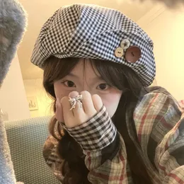 BERETS KOREAN Y2Kボタン格子縞のクラウドベレーの女性春と秋のレトロな文学と芸術的な画家の帽子ストリートファッション八角形キャップ231018