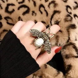 Bröllopsringar Vintage Antik guldinsekt Öppnar Fashion Chic Imitation Pearl Metal Bee Pextfingeruttalande smycken för kvinnor251A