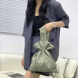 Ins lat stil enkel nylon tyg stor väska kvinnor sommar 2023 ny koreansk version casual mode hink väska