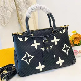 Designväskor lyxiga axelväskor crossbody väskor kvinnor shopping väskan överdimensionerad blommor präglad äkta kohudsläder tygväskor handväska axelväskor totes